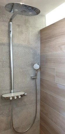 moderne douche met regendouchekop en handdouche