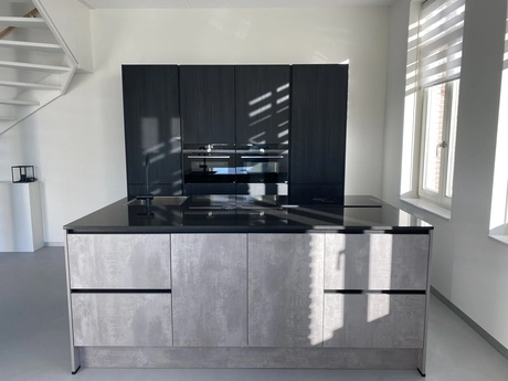 moderne keuken met donkergrijze kast en oven