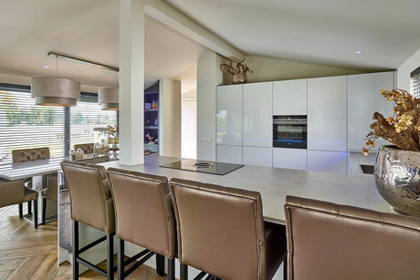 moderne keuken met eetruimte en decoratieve elementen