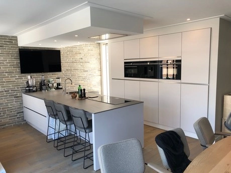moderne keuken met eiland en hoge stoelen