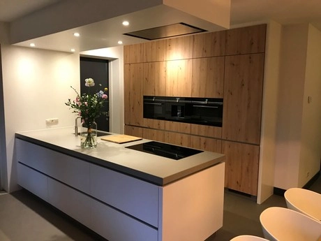 moderne keuken met eiland en ingebouwde ovens