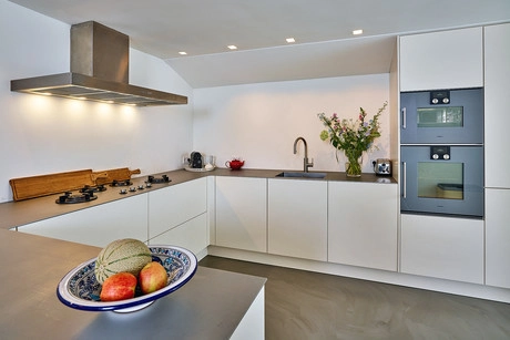 moderne keuken met fruit en bloemen op aanrecht
