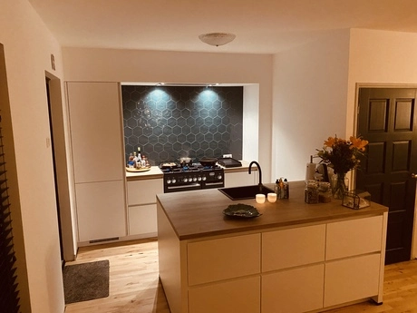 moderne keuken met hexagonale tegelwand en eiland