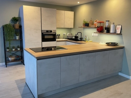 moderne keuken met houten aanrecht en apparatuur