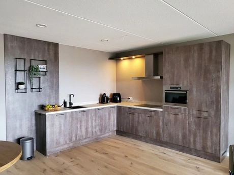 moderne keuken met houten afwerking en apparatuur