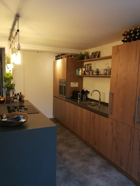 moderne keuken met houten kasten en verlichting
