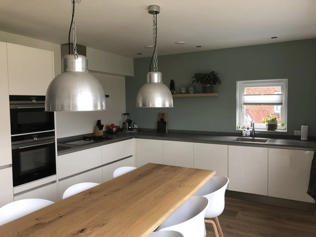 moderne keuken met houten tafel en metalen lampen