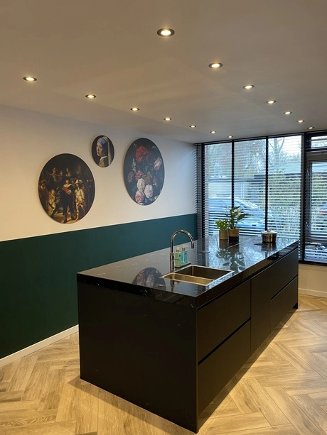 moderne keuken met kunst aan de muur