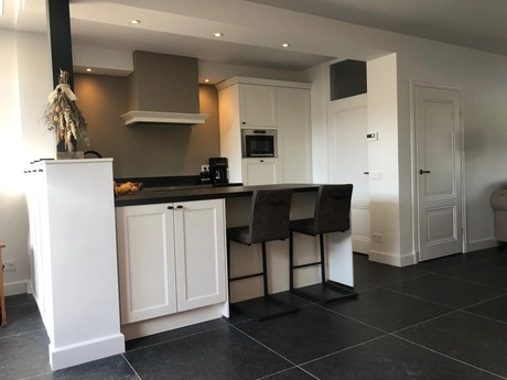 moderne keuken met twee barkrukken aan het eiland