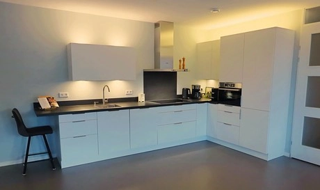 moderne keuken met witte kasten en apparatuur
