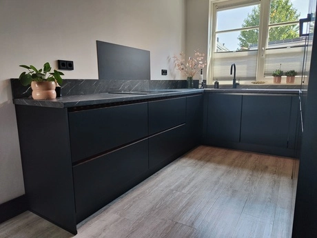 moderne keuken met zwarte kasten en planten
