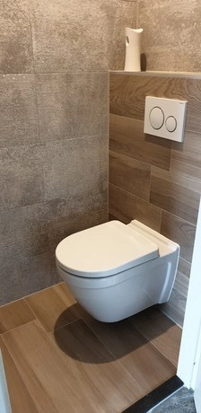 moderne toiletruimte met wandtoilet en tegels