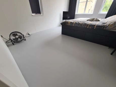 slaapkamer met een gladde gietvloer