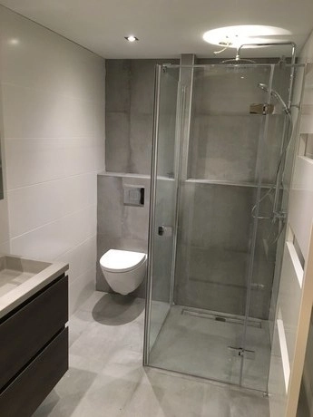 strakke moderne badkamer met douche en toilet