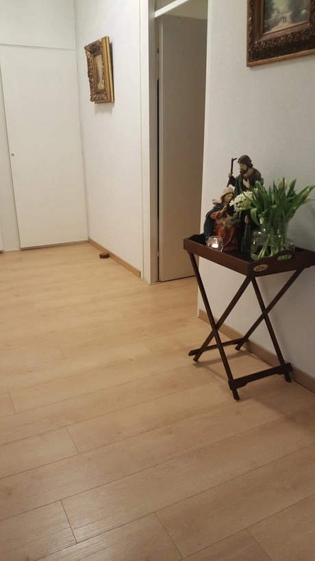 tafel met bloemen in een eenvoudige gang