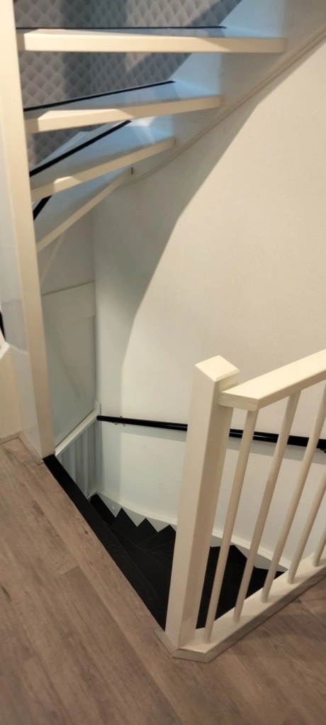 witte trap met houten treden en balustrade