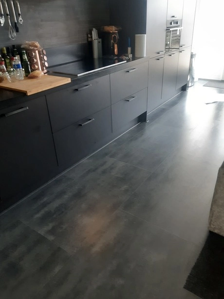 donkere moderne keuken met een strak ontwerp