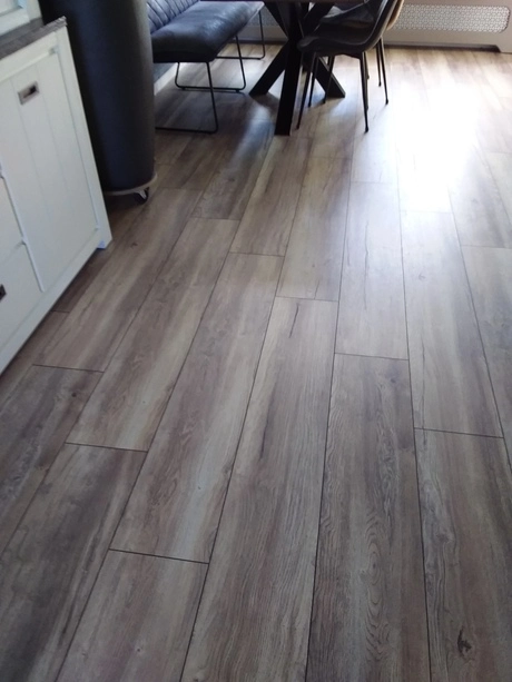 eetkamerset op een houten vloer zichtbaar