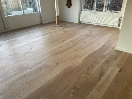 houten vloer in een lege lichte kamer