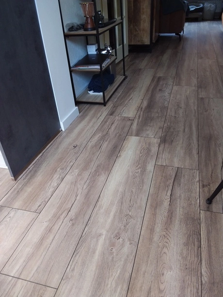 houten vloer in een moderne woonkamer interieur