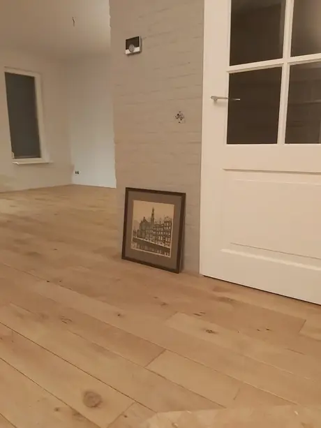 houten vloer in lege kamer met schilderij