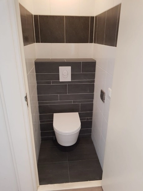 kleine badkamer met modern toiletontwerp en tegels