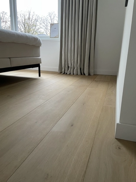 licht houten vloer in minimalistische slaapkamer