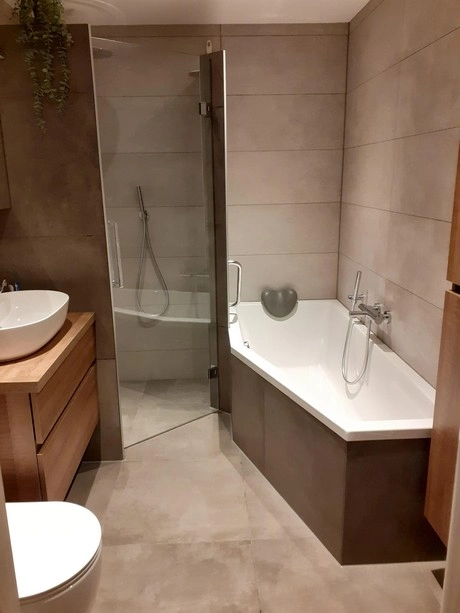 moderne badkamer met bad en douche