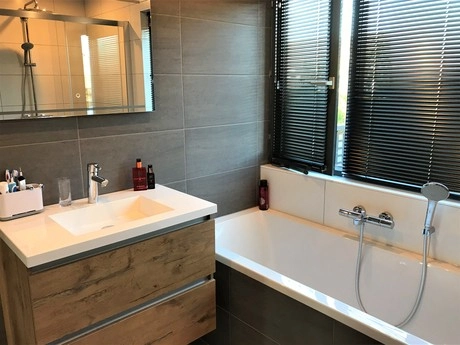 moderne badkamer met bad en wastafelmeubel