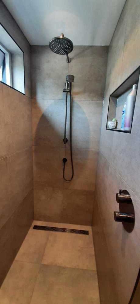 moderne douche met muur ingebouwd opbergsysteem