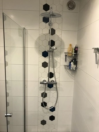 moderne douche met zeshoekige tegeldetails
