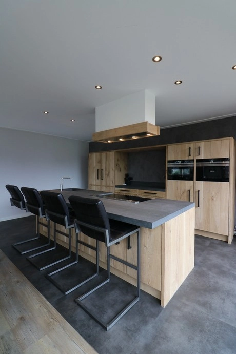 moderne keuken met een houten kookeiland