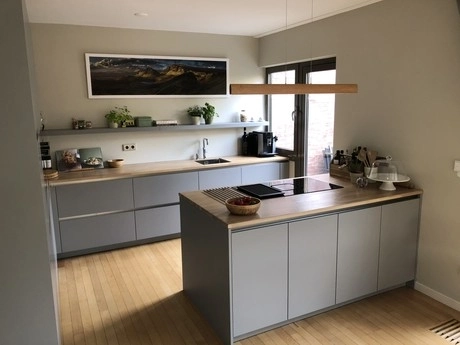 moderne keuken met eiland en houten aanrecht