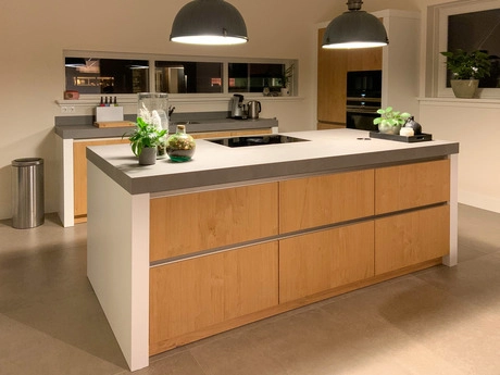 moderne keuken met houten eiland en planten