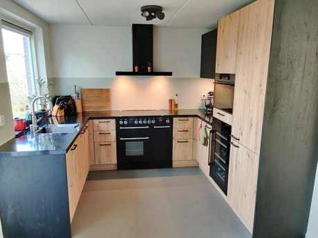 moderne keuken met houten kasten en apparaten