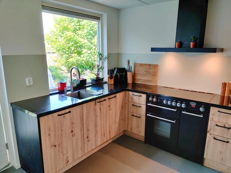 moderne keuken met houten kasten en fornuis
