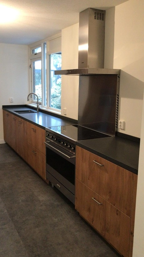 moderne keuken met houten kasten en ramen