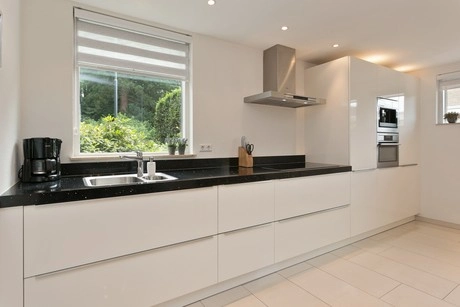 moderne keuken met wit interieur en apparaten