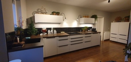 moderne keuken met witte kasten en planten