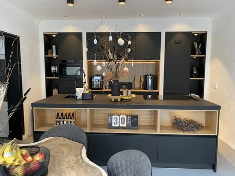moderne keuken met zwart interieur en decoraties