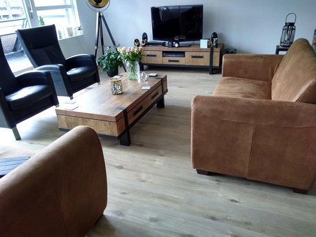 moderne woonkamer met bruine meubels en tv