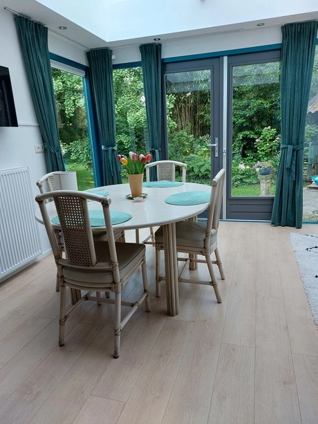 ronde tafel met tulpen in zonnige kamer