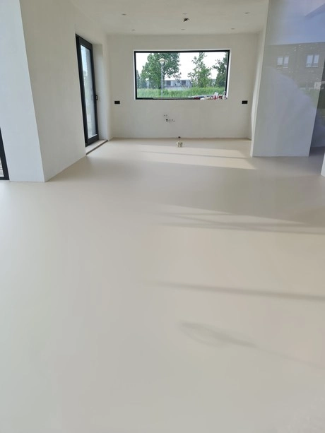 gegoten vloer in een lichte moderne kamer