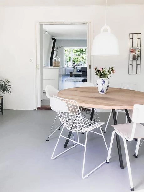 gegoten vloer in moderne eetkamer met ronde tafel
