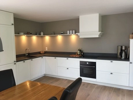 gezellige moderne keuken met witte kasten