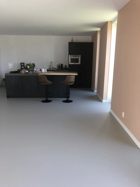 grijze gietvloer in moderne keuken zichtbaar