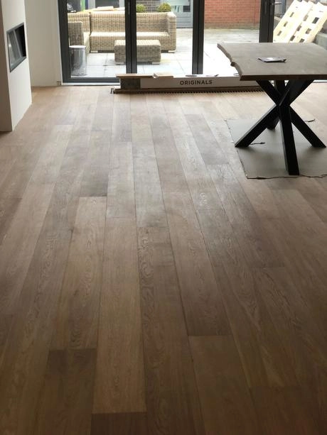 houten vloer in moderne eetkamer zichtbaar