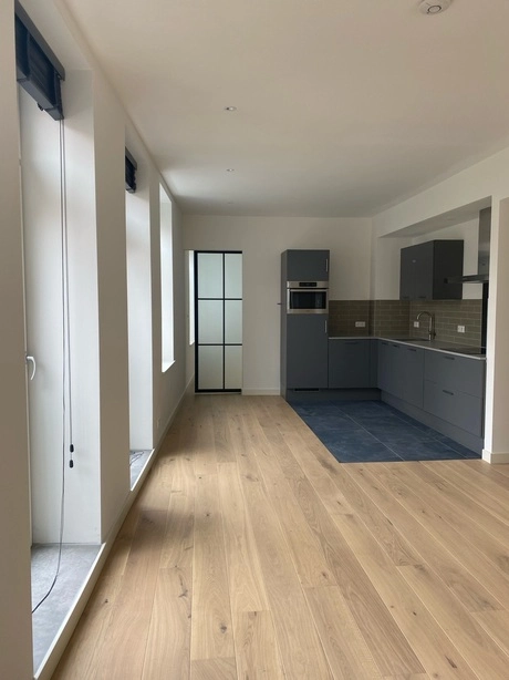 houten vloer in moderne keuken en woonkamer