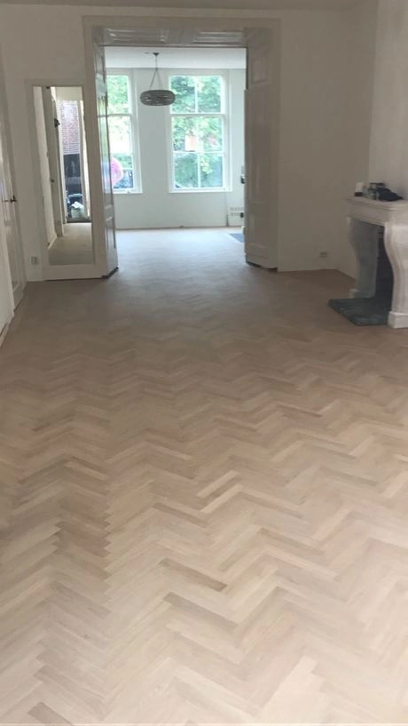 houten vloer in visgraatmotief in lichte kamer