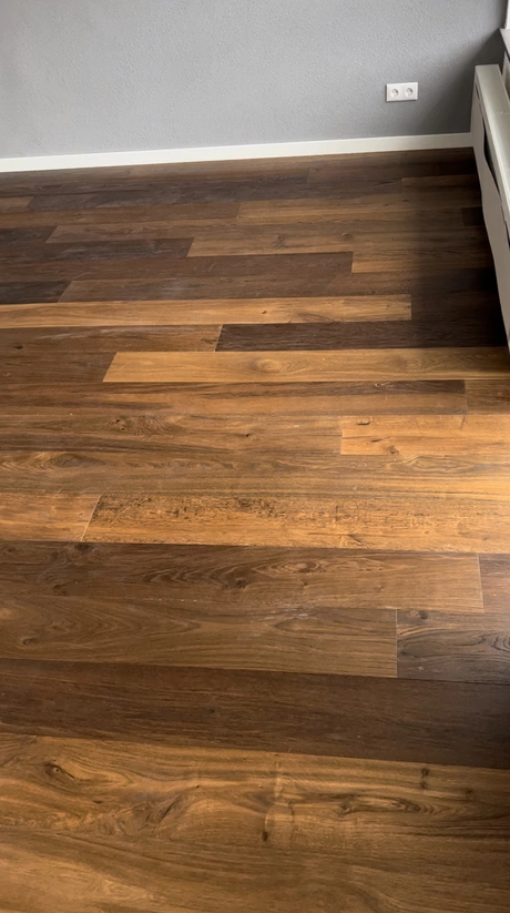 houten vloer met verschillende tinten bruin